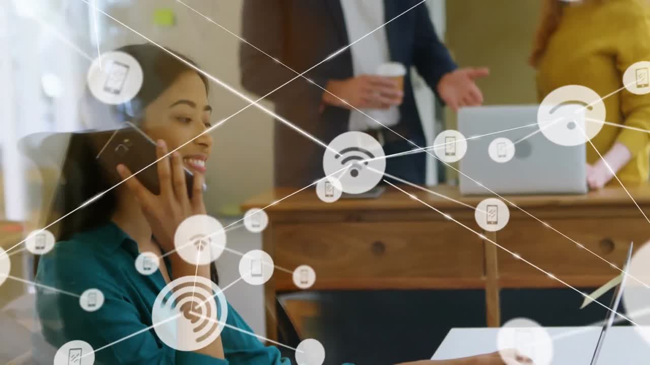 사무실에서 스마트폰으로 대화하는 두 인종 여성에 대한 디지털 아이콘 네트워크의 애니메이션