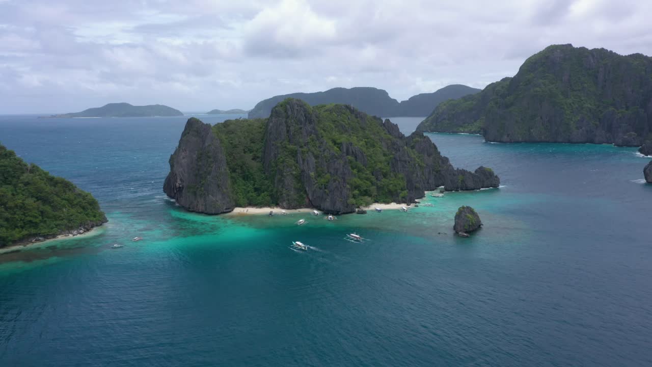 dron volando hacia una hermosa playa secreta de arena blanca con enormes acantilados de piedra caliza, agua turquesa y paraíso natural del archipiélago cerca de el nido, palawan, filipinas