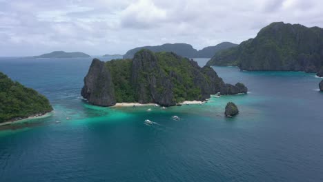 Dron-Volando-Hacia-Una-Hermosa-Playa-Secreta-De-Arena-Blanca-Con-Enormes-Acantilados-De-Piedra-Caliza,-Agua-Turquesa-Y-Paraíso-Natural-Del-Archipiélago-Cerca-De-El-Nido,-Palawan,-Filipinas