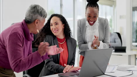 Mujer-Feliz-En-La-Oficina-Con-Una-Computadora-Portátil