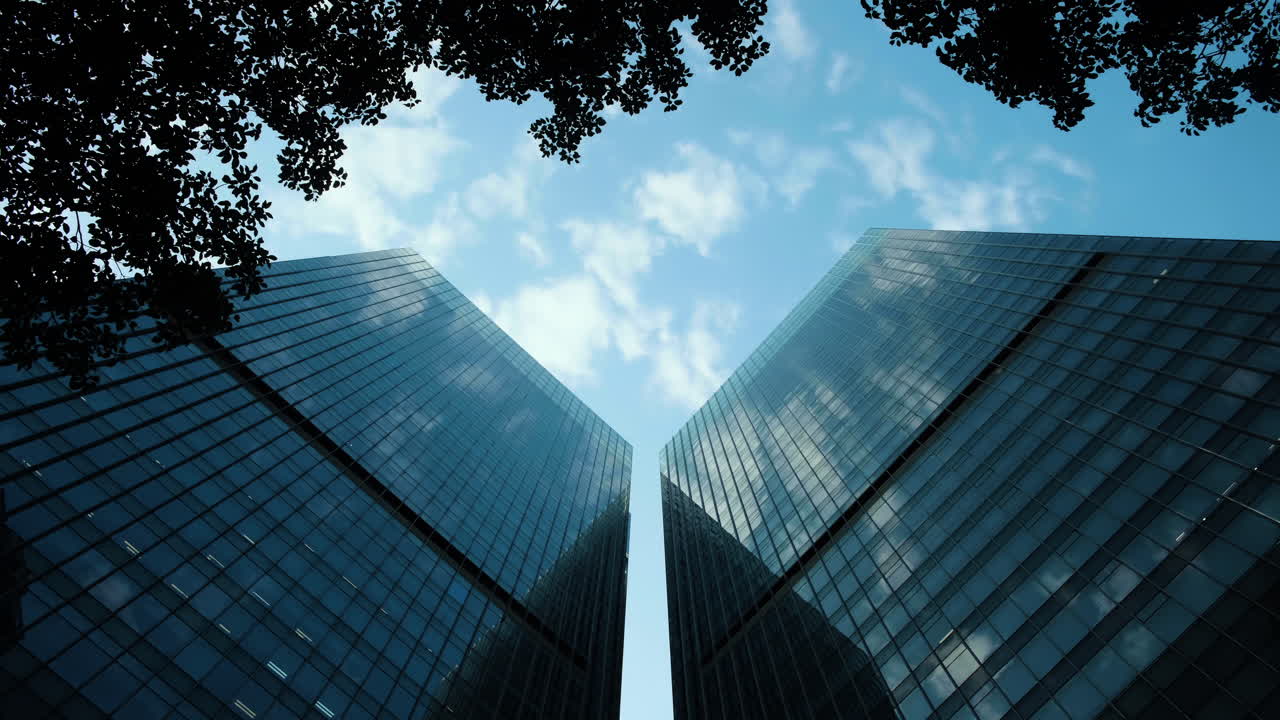 Timelapse van skyline met commerciële gebouwen en wolkenlucht