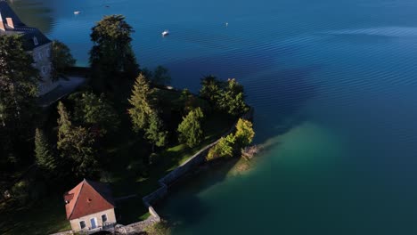 Herrenhaus-Am-See-Mit-Klarem-Blauem-Wasser-In-Den-Alpen