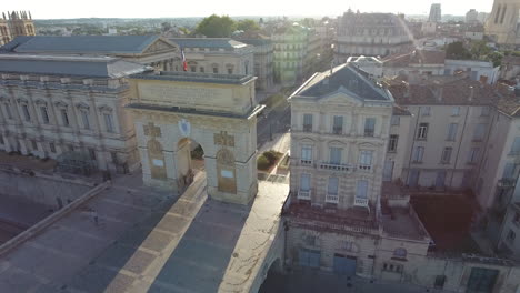 Montpellier-Arco-De-Triunfo-Temprano-En-La-Mañana.-Francia.-Vista-Aérea