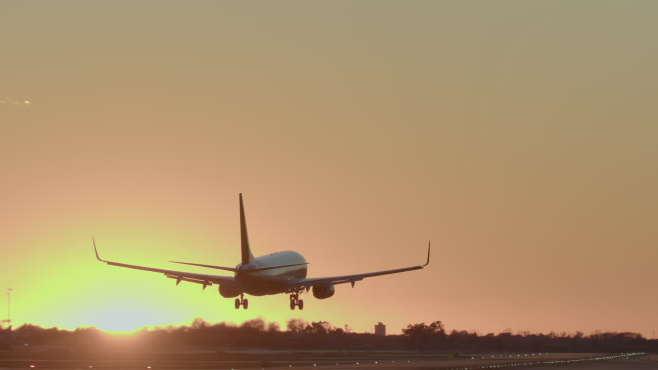 aterrizaje del avión al atardecer