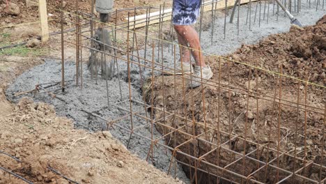 el hormigón húmedo se vierte en la zanja de la fundación de la barra de refuerzo para la construcción de nuevas casas