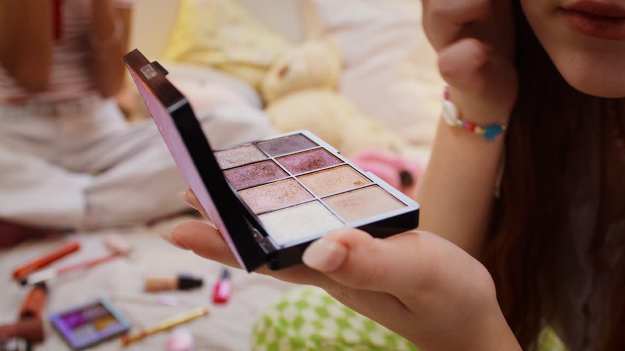 chicas adolescentes aplicando maquillaje
