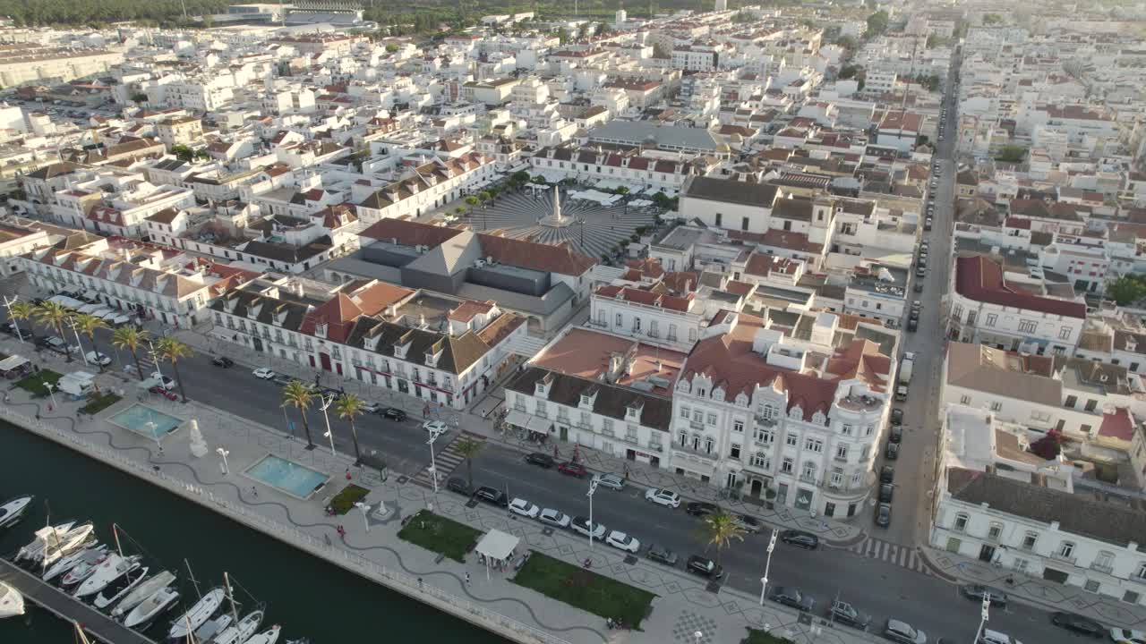 Veduta aerea di Praça Marquês de Pombal a Vila Real de Santo António dal porto turistico