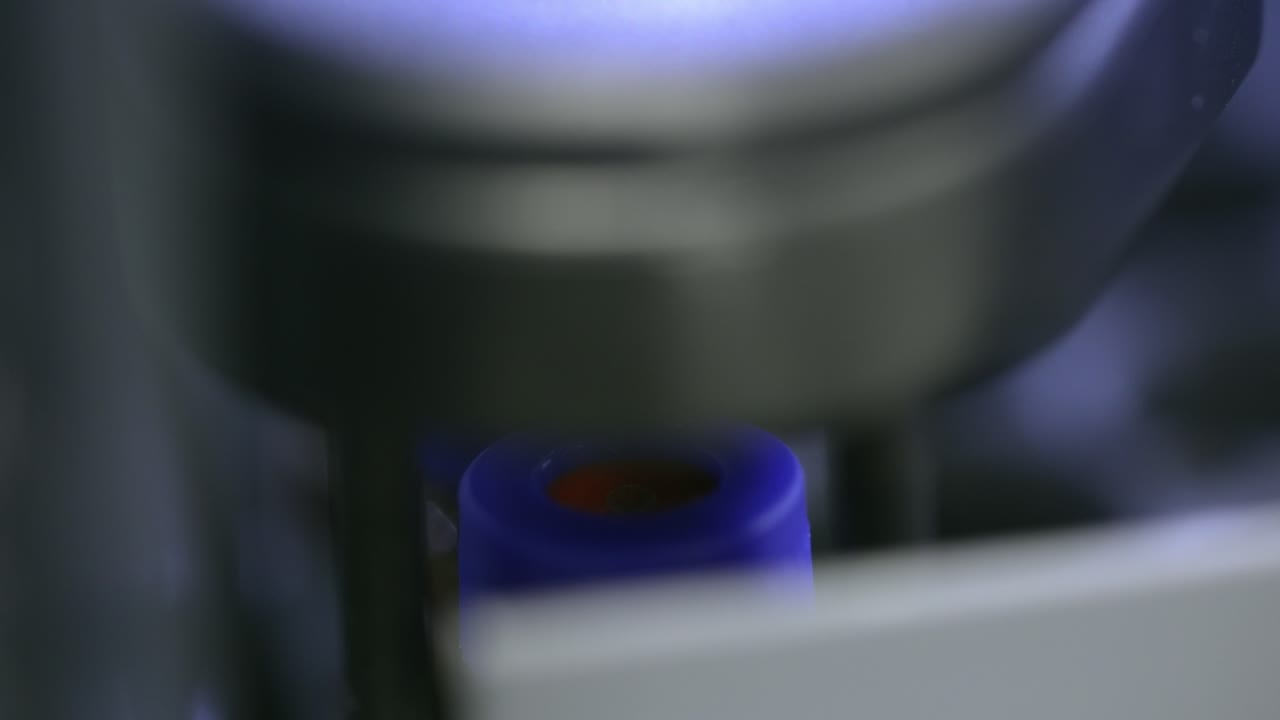 macro de la máquina de producción de envases cosméticos