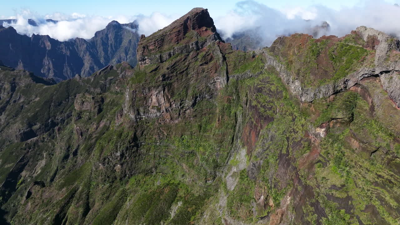 escarpada pared de roca del pico pico do arieiro en la isla de madeira, portugal