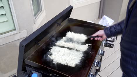 Lapso-De-Tiempo-De-Un-Hombre-Haciendo-Tortillas-De-Huevo-Marrón-Hash-En-Una-Plancha-Superior-Plana