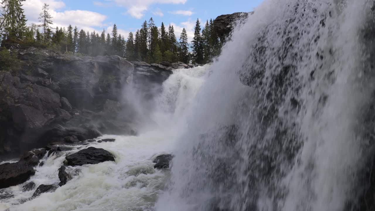 la cascada de ristafallet en la parte occidental de jamtland está catalogada como una de las cascadas más hermosas de suecia.