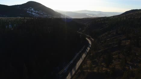 Navegando-Por-La-Autopista:-Vista-Aérea-De-Un-Automóvil-En-Un-Recorrido-Panorámico