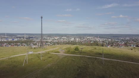 vista panorámica de una ciudad desde la cima de una colina