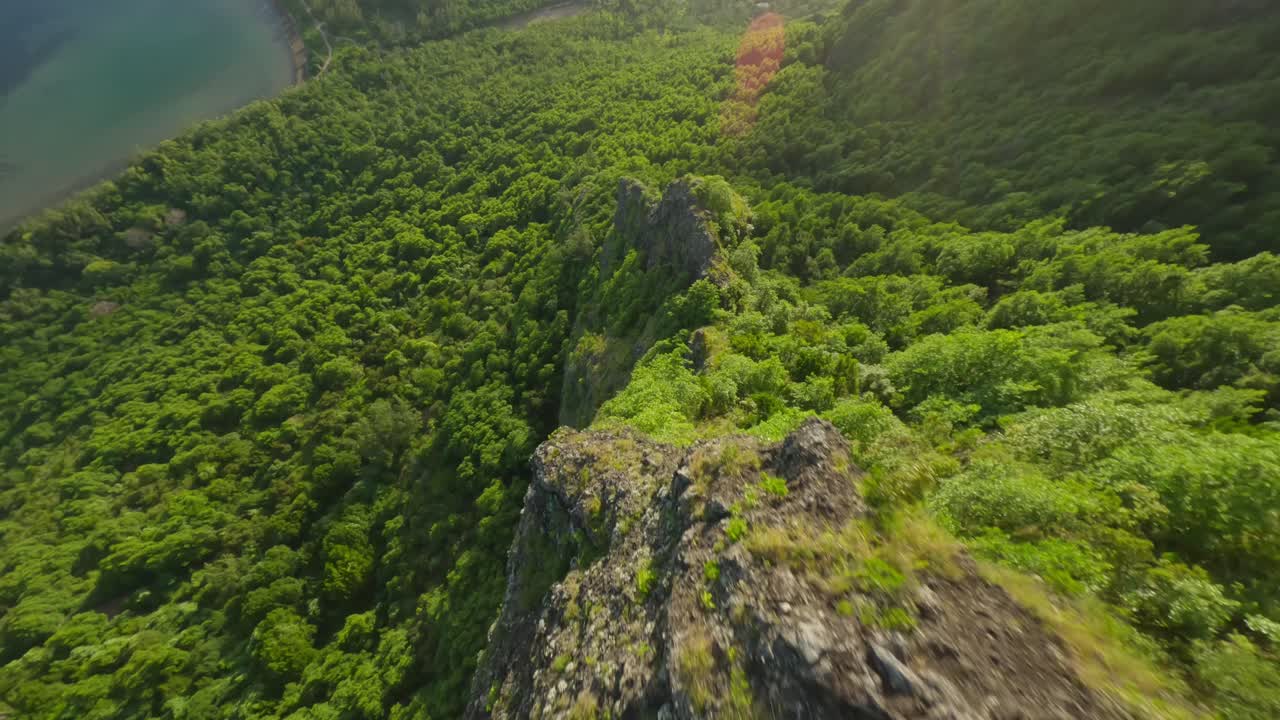 un avión no tripulado buceando por los acantilados de le morne brabant
