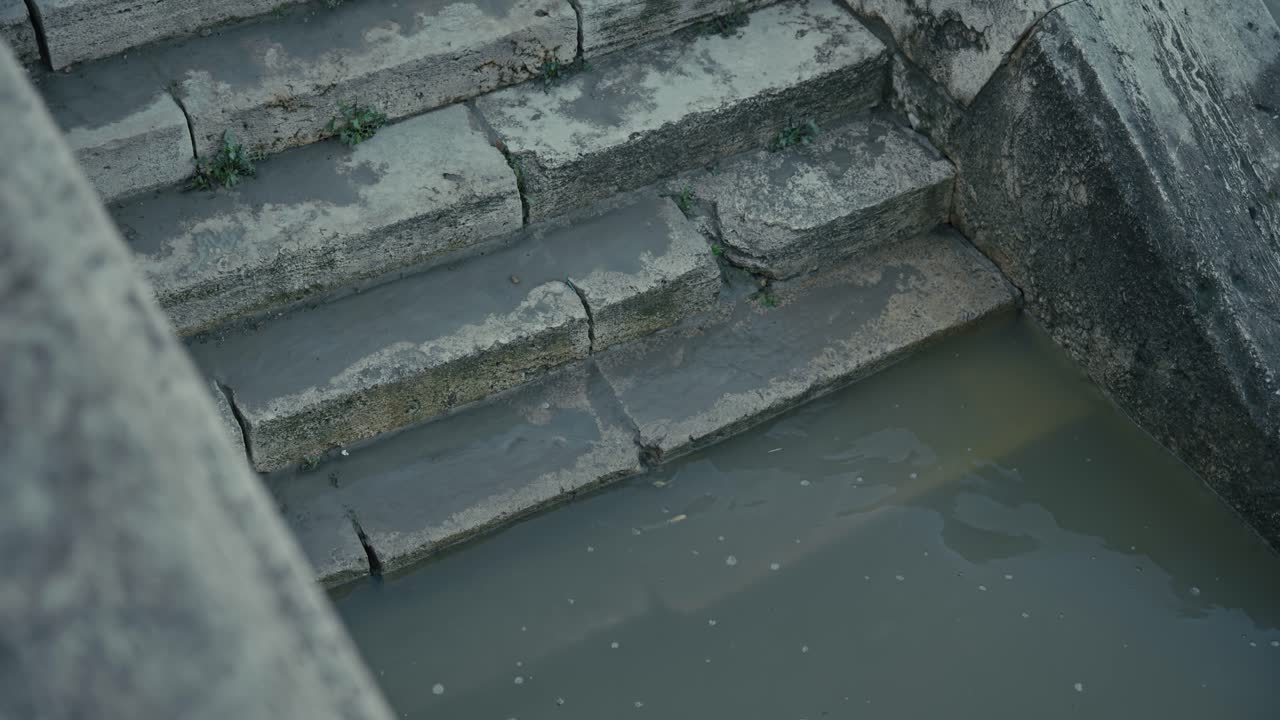 부다페스트 홍수 기간 동안 흐릿한 홍수 물에 부분적으로 잠긴 균열 된 돌 계단