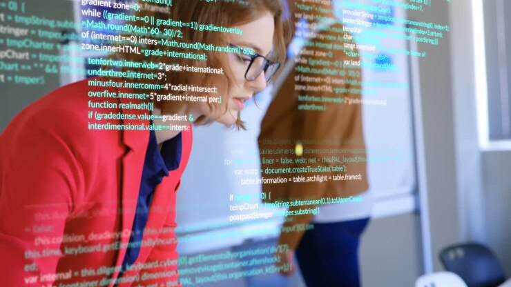 Animation der Datenverarbeitung über einer kaukasischen Geschäftsfrau im Büro