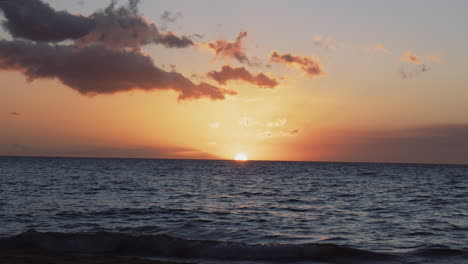 Playa-Paradisíaca-Con-Pintoresca-Puesta-De-Sol-En-El-Horizonte-En-Wailea-Resort-En-Maui,-Hawaii,-Ee.uu.