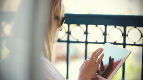 Woman-with-tablet-PC