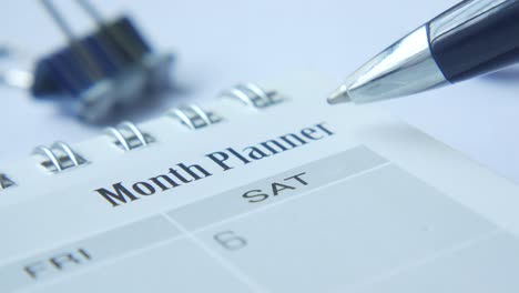 close-up van een maand planner met pen