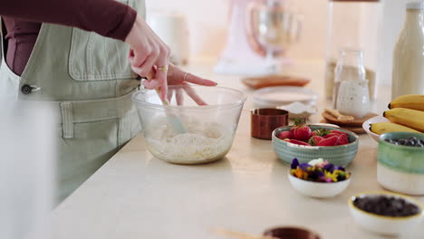 cocinar, hornear o trabajar en la cocina para hacer pasteles
