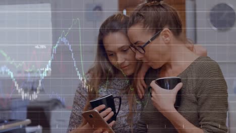 animación del procesamiento de datos financieros sobre una pareja de mujeres caucásicas usando un teléfono inteligente.