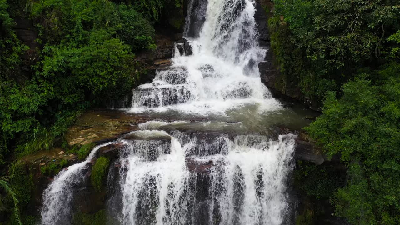 una cascada en un bosque tropical. el monte vernon, sri lanka.