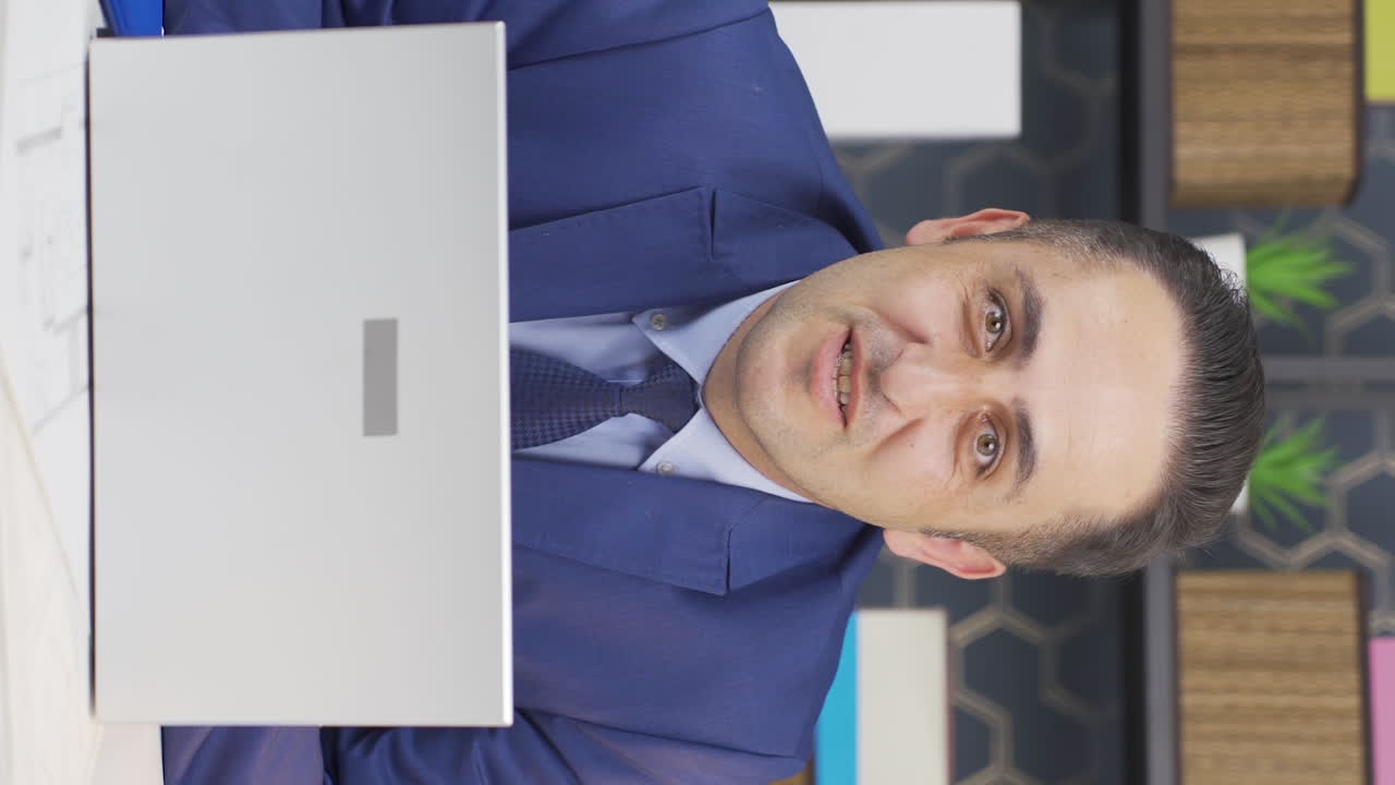 video vertical de un hombre de negocios feliz y pacífico hablando con la cámara.