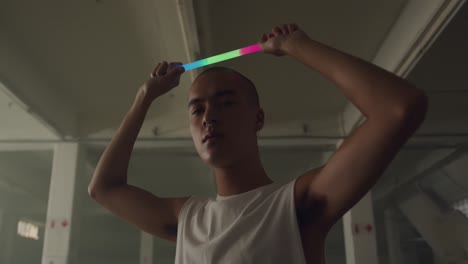 joven de moda en un almacén abandonado