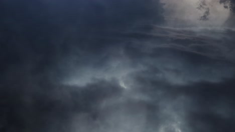 pov de tormentas eléctricas y nubes cumulonimbus en el cielo