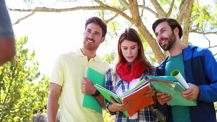 Gruppo di amici del college che discutono le note
