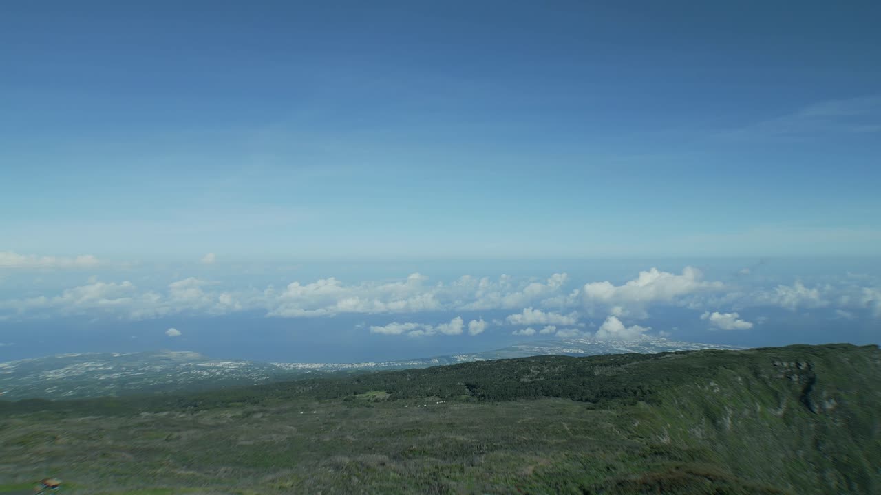 마이도에서 구름 너머로 드론은 이른 아침 구름 아래에 있는 라 레위니옹 프랑스 섬의 해안을 향해 빠르게 날아갑니다