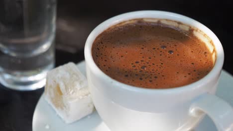 primer plano de una taza de café turco con delicias turcas