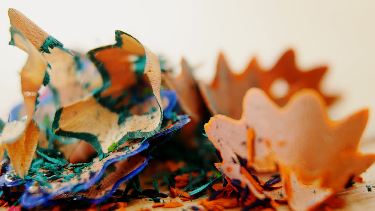 나무 바탕 에 여러 가지 색 의 연필 어리