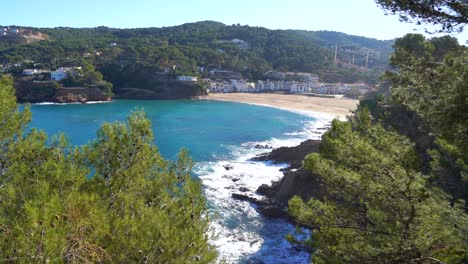 Sa-Riera-Europäischer-Strand-Im-Mittelmeer-Spanien-Weiße-Häuser-Ruhiges-Meer-Türkisblau-Begur-Costa-Brava-Ibiza