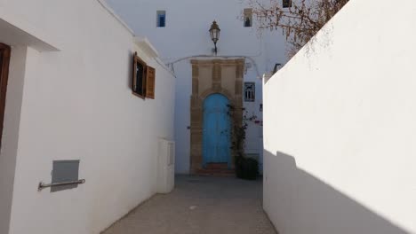 POV-Inclinación-Hacia-Abajo-Del-Callejón-En-La-Kasbah-De-Los-Udayas,-Rabat