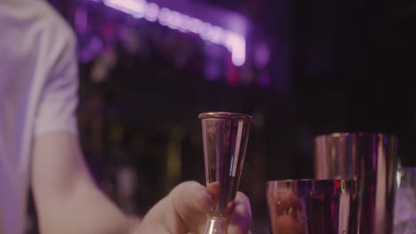 Close-Up-Of-A-Unrecognizable-Bartender-Preparing-Drink-Using-A-Cocktail-Shaker