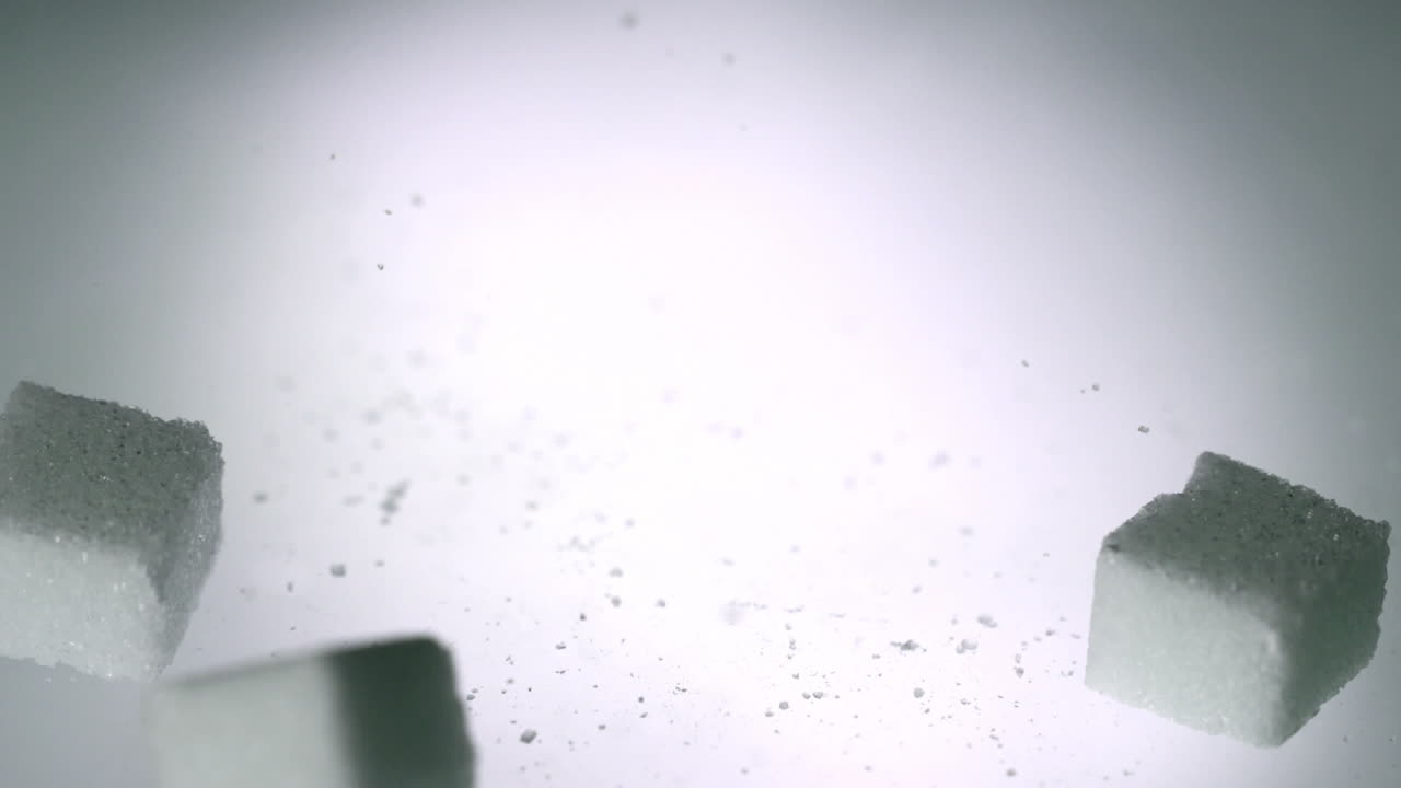 색 표면에 떨어지는 설탕 큐브