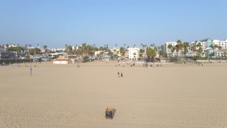 Gente-En-La-Playa-En-Vista-Aérea-De-Santa-Mónica