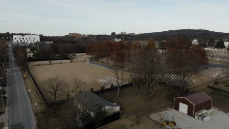 Cementerio-Nacional-De-Fayetteville-Estableciendo-Toma-Aérea-En-Otoño-Temporada-De-Otoño