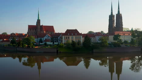 Vista-Aérea-De-La-Hermosa-Y-Antigua-Ostrow-Tumski-En-Wroclaw-En-Polonia-Con-Reflejo-En-El-Río-Odra