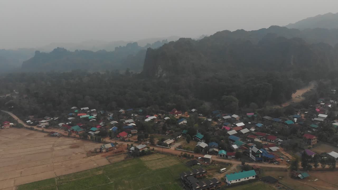 Ampia vista del villaggio di Kong Lor sul circuito di Thakhek in Laos, ripresa aerea.