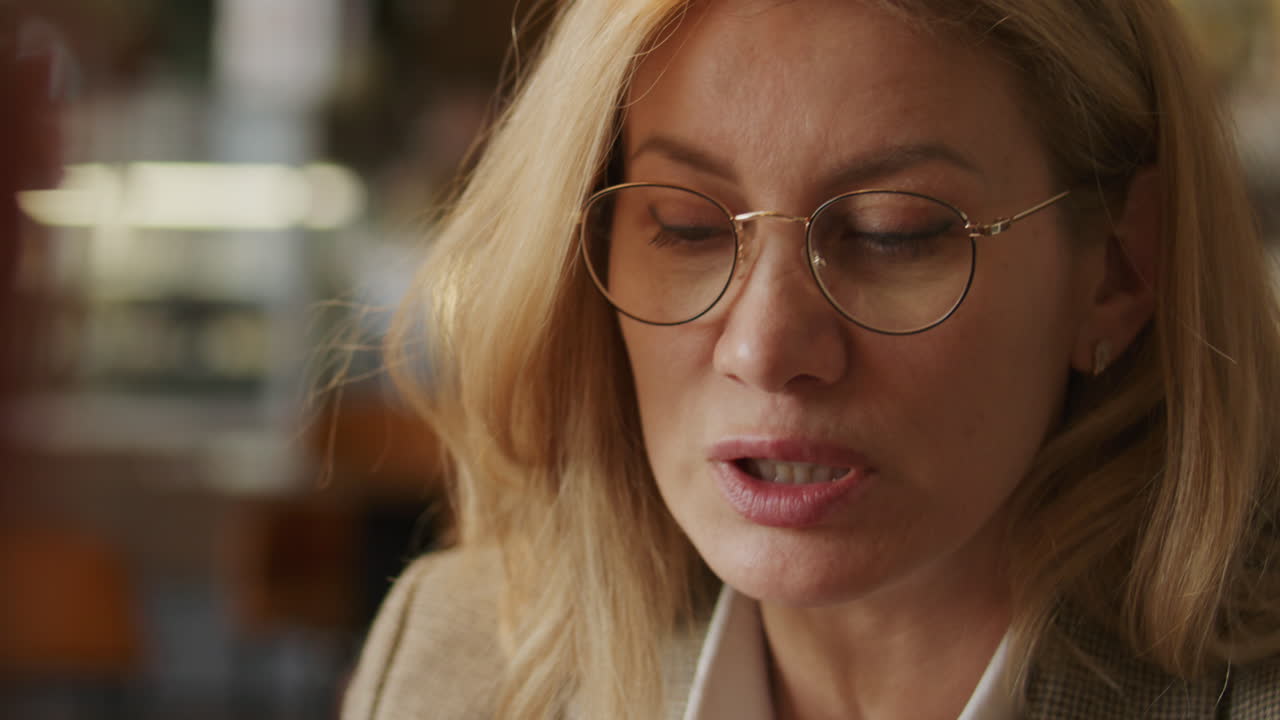 Zakenvrouw deelt inzichten tijdens gesprek met collega