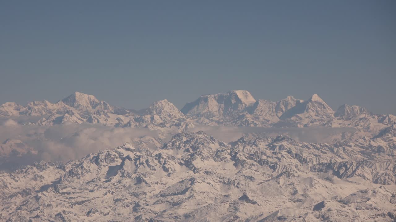 vuelo aéreo panorámico sobre las montañas más grandes del mundo, los himalayas con vistas al monte everest y a los escarpados picos cubiertos de nieve