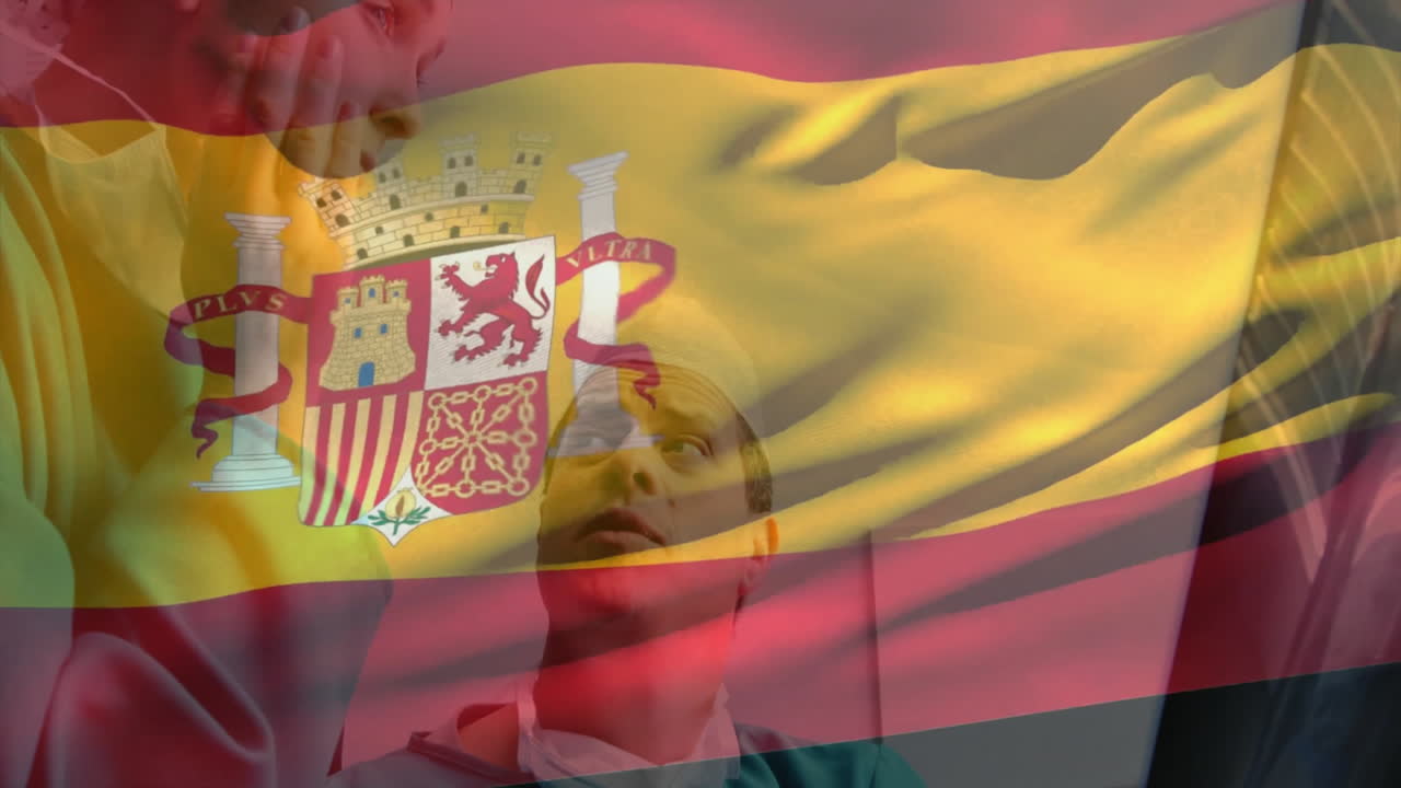Ofiste sohbet eden iki kişinin üzerinde İspanyol bayrağı animasyonu.