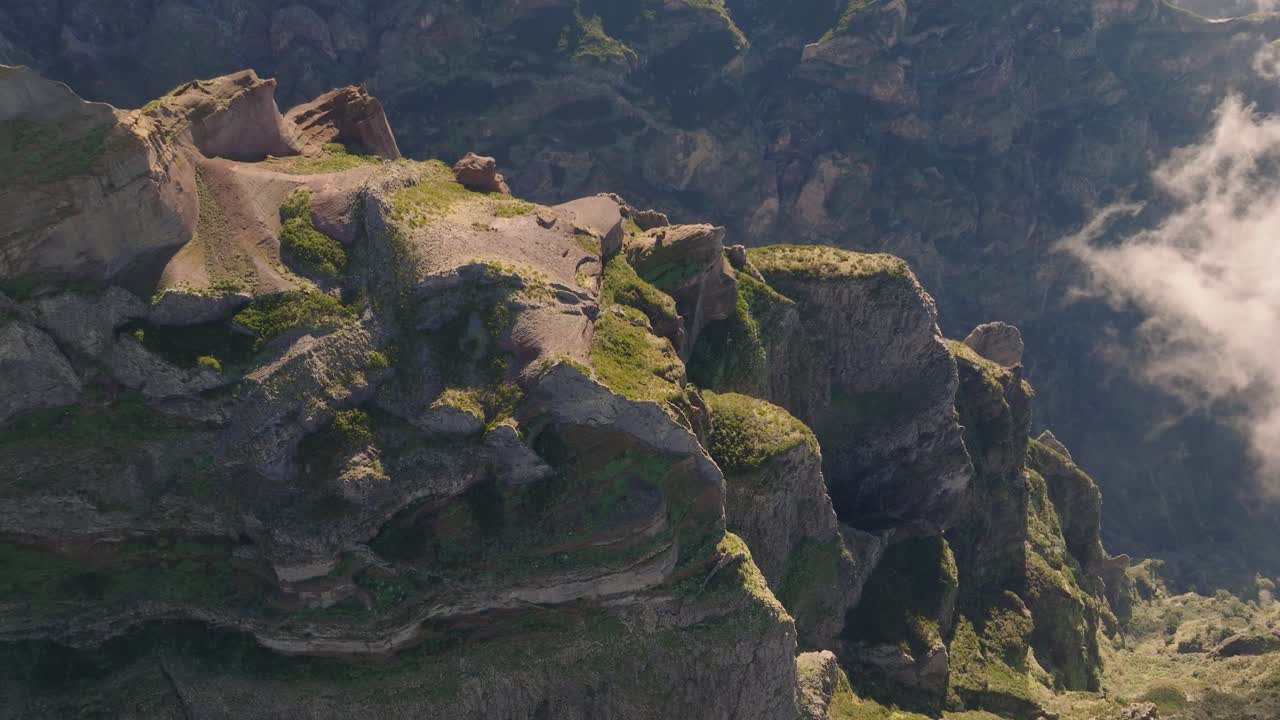 포르투갈 마데라 산맥 위의 드론 비행