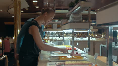 pareja de familia comiendo en un restaurante de autoservicio