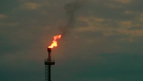 combustión de llamas de gas metano producción de petróleo natural industria de la noche