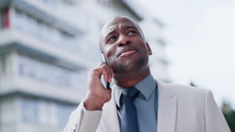 Hombre-Negro,-Llamada-Telefónica-Y-Ciudad-En-Los-Negocios