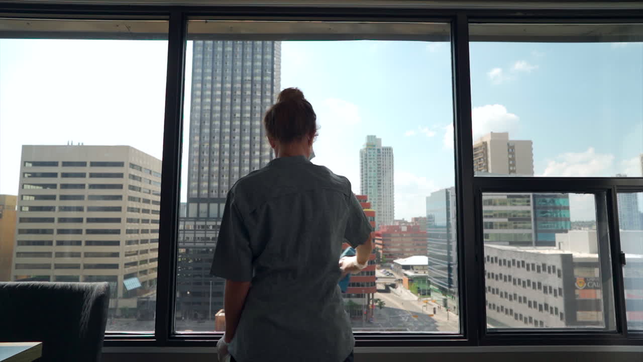 la criada realiza sus tareas de manera eficiente, ordenando la habitación del hotel con precisión y cuidado, limpiando y limpiando todo en una habitación de hotel