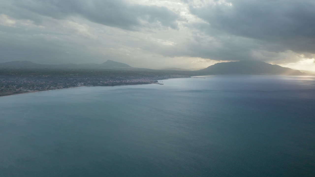 mar azul tranquilo al amanecer cerca del castellammare del golfo, trapani, sicilia, italia